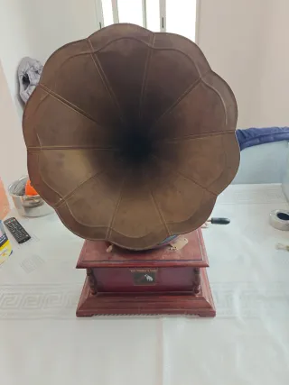 Gramófono antiguo con bocina