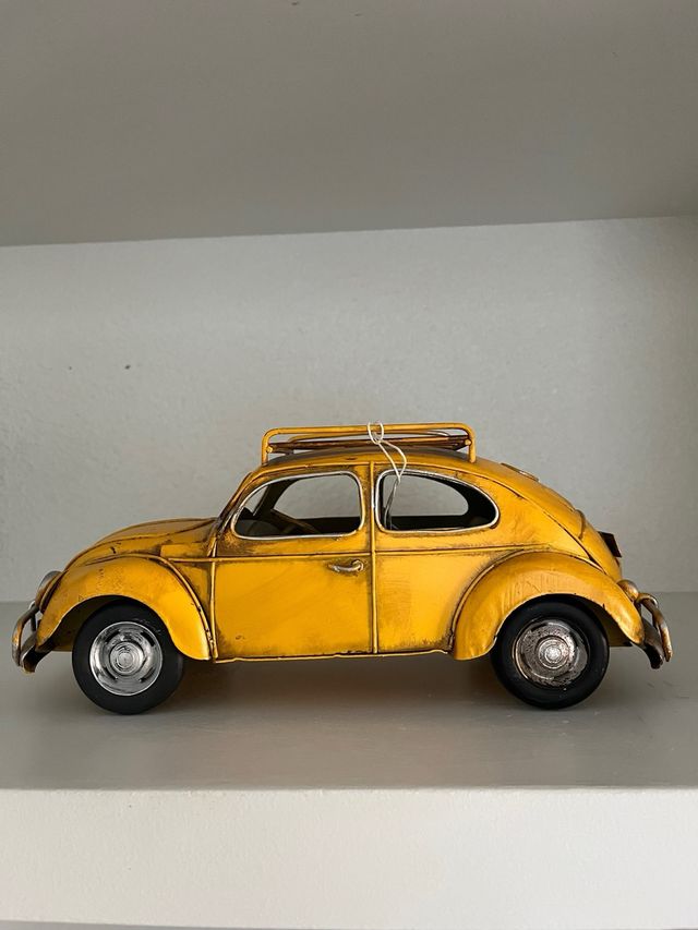 Coche clásico amarillo decorativo