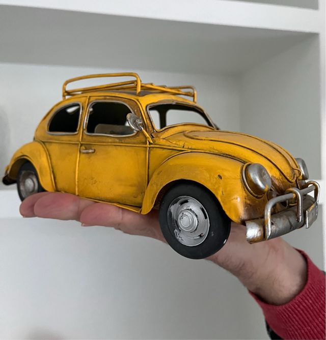 Coche clásico amarillo decorativo