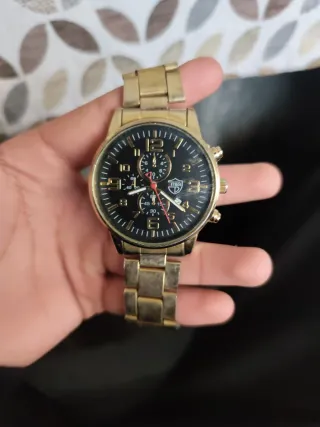 Reloj de pulsera dorado