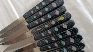 Set di 15 coltelli sega con manici decorati