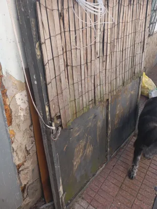 Puertas de patio de madera y metal