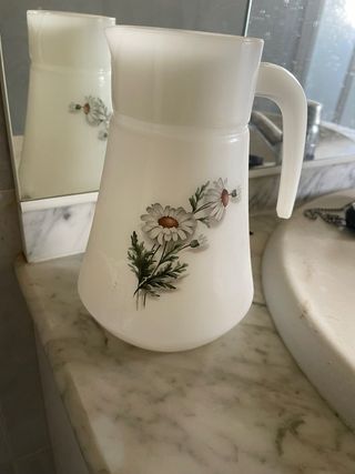 Jarrón de cristal blanco con flores