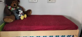 Cama nido con cajones y estantería