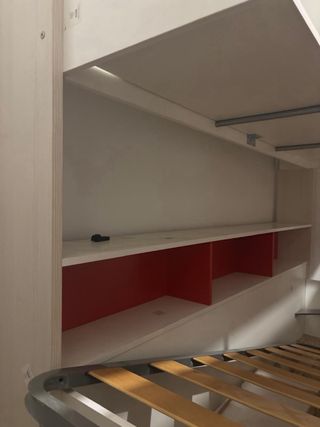 Litera infantil blanca con estanterías rojas