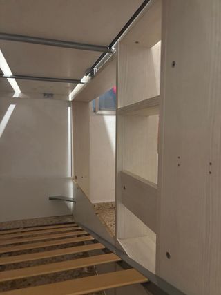 Litera infantil blanca con estanterías rojas