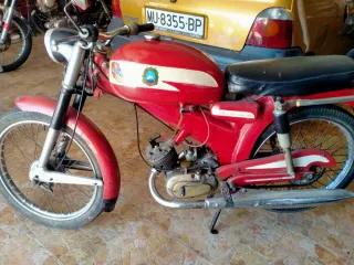 Moped Clásica Roja y Blanca