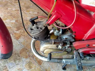 Moped Clásica Roja y Blanca