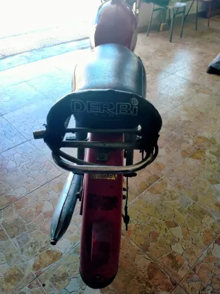 Moped Clásica Roja y Blanca