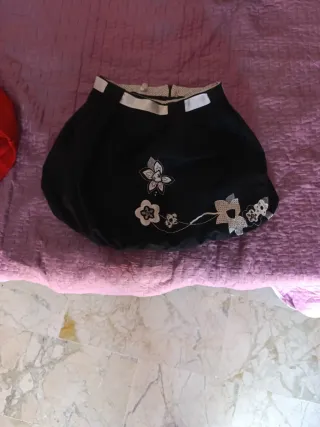 Falda negra con flores blancas