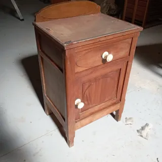 Mesita de noche de madera con cristal