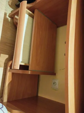 Escritorio de madera con ruedas y cajón