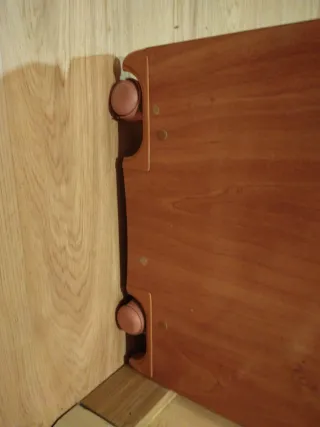 Escritorio de madera con ruedas y cajón