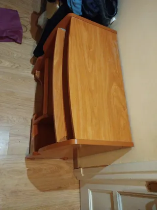 Escritorio de madera con ruedas y cajón