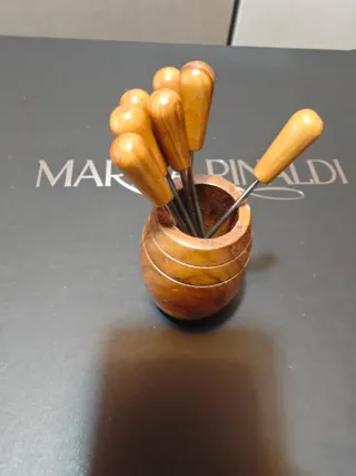 Cubiertos de metal y madera