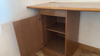 Escritorio de madera marrón