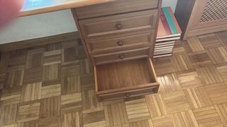 Escritorio de madera marrón