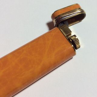 Accendino Cartier arancione e dorato