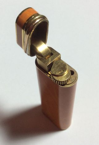Accendino Cartier arancione e dorato