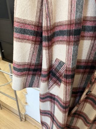 Abrigo Couchel cuadros beige y burdeos