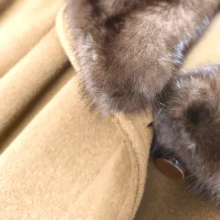 Abrigo largo beige con cuello de pelo sintético