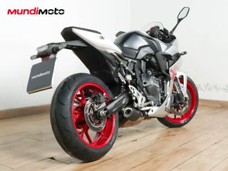 SUZUKI GSX-8R