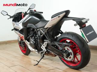 SUZUKI GSX-8R