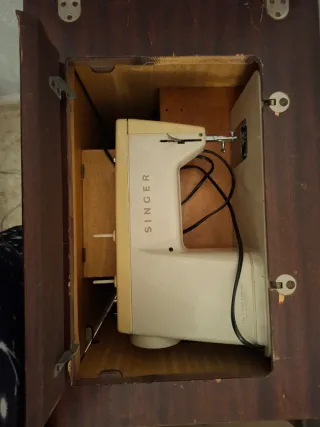 Máquina de coser Singer con mueble