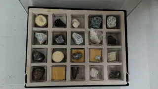 Colección de minerales en 6 cajas