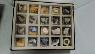 Colección de minerales en 6 cajas