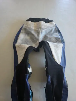 Traje de cuero moto deportivo azul y blanco.