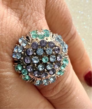 Anello regolabile con pietre colorate