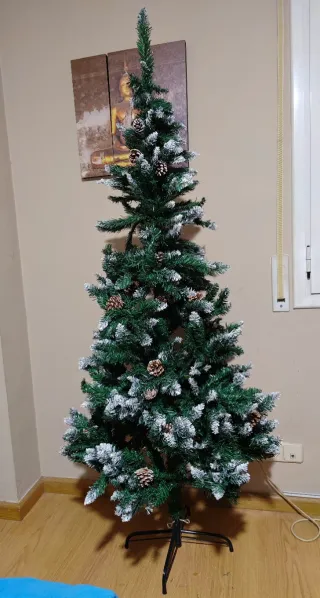Árbol de Navidad 1.90m con Piñas y Nieve