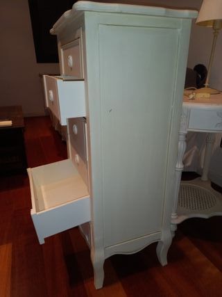 Mueble de madera con cajones blanco