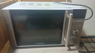 Microondas plateado con panel digital