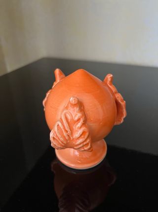Pumo arancione in ceramica
