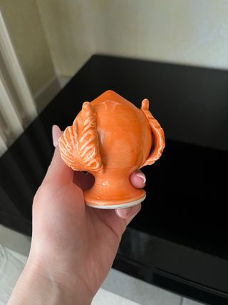 Pumo arancione in ceramica