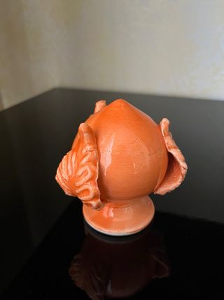 Pumo arancione in ceramica