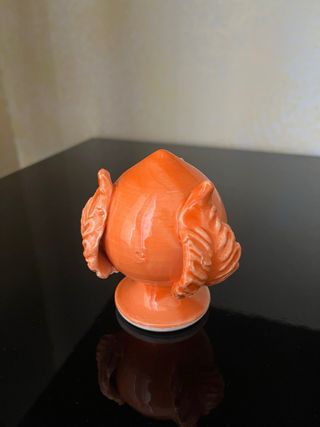 Pumo arancione in ceramica