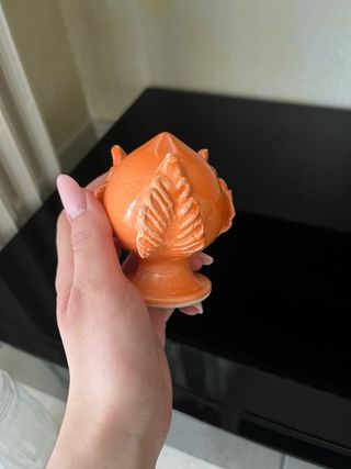 Pumo arancione in ceramica