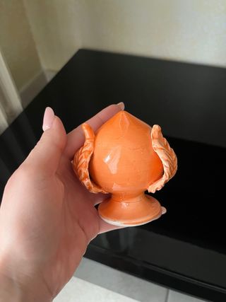 Pumo arancione in ceramica