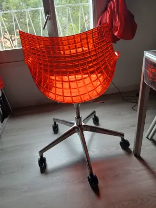 Silla de oficina roja transparente