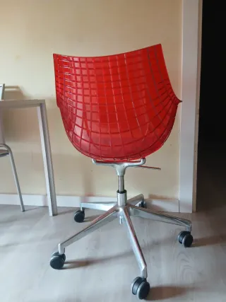 Silla de oficina roja transparente