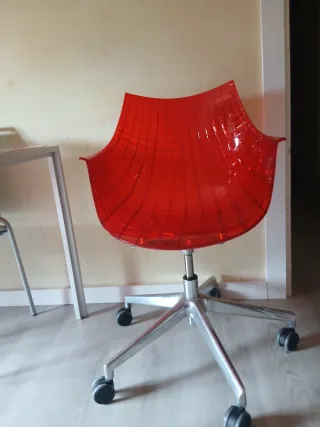 Silla de oficina roja transparente