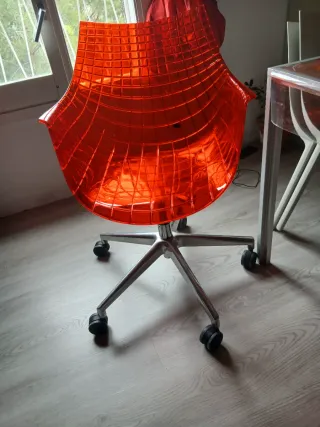 Silla de oficina roja transparente