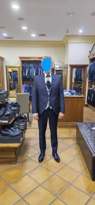 Traje de novio azul y plateado