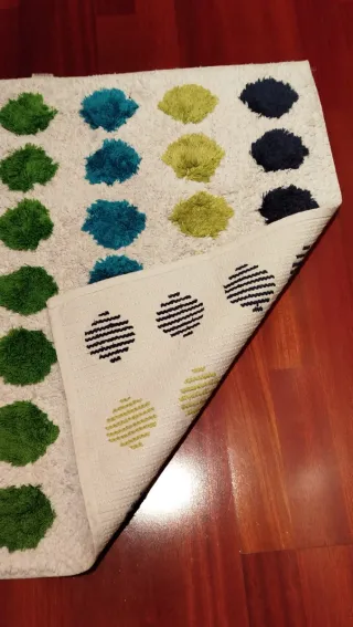 Alfombra de baño con diseño de puntos