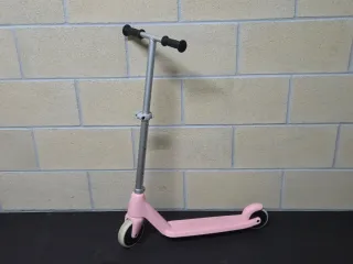 Conjunto de patinetes y casco