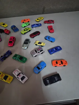 Lote de coches de juguete variados