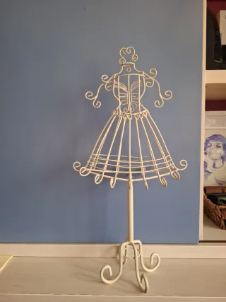 Joyero blanco con forma de maniquí